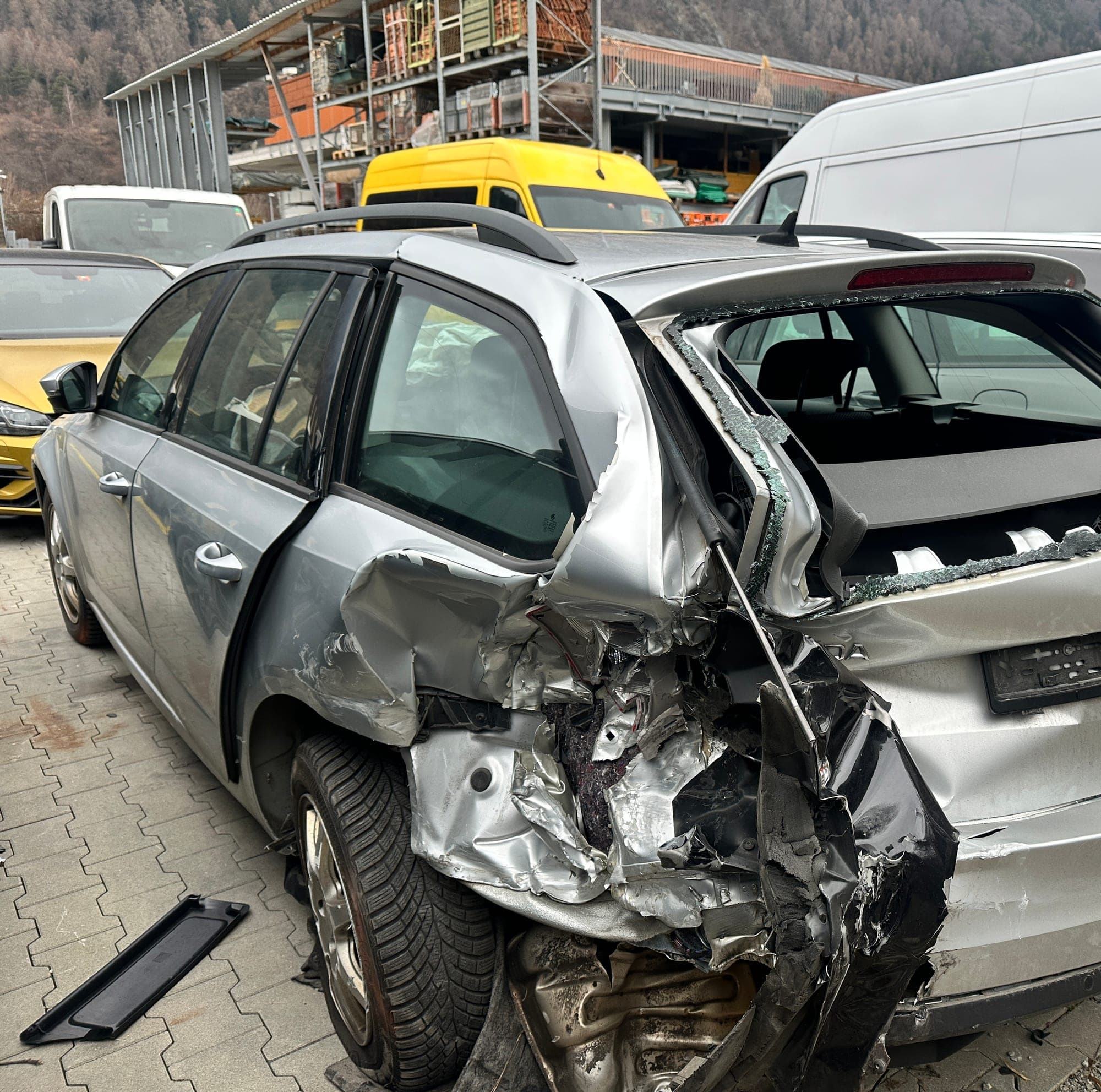 Begutachtung eines Unfallfahrzeugs vor Ort in Graubünden